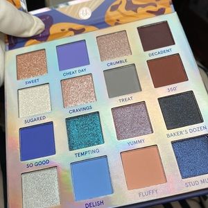 B H Cosmetics BLUEBERRY MUFFIN NWOT 16 COLOR EYESHADOW PALETTE WEEKEND VI